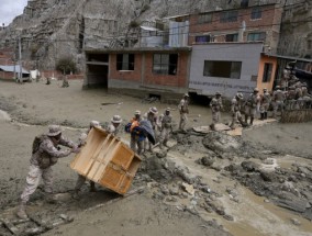 玻利维亚暴雨导致泥浆涌入首都，造成1人失踪，房屋被毁